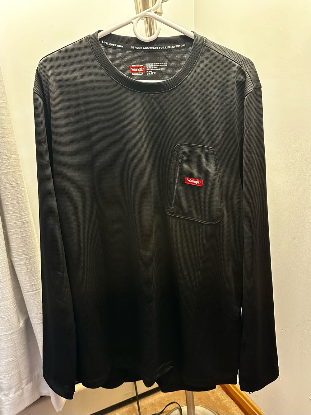 Wrangler Men’s Black Long-Sleeve Pocket Tee